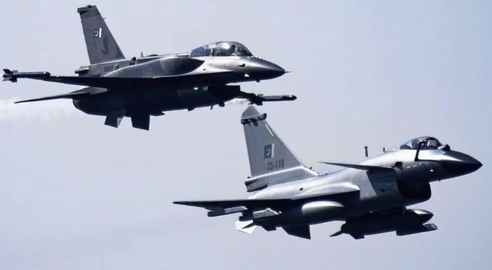 J-10CE giữ lại những năng lực cốt lõi này nhưng được cấu hình để phục vụ khách hàng nước ngoài.