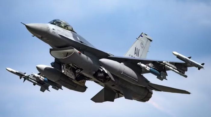 F-16 có lịch sử phát triển lâu hơn nhiều. Thiết kế của máy bay bắt đầu từ yêu cầu về một tiêm kích hạng nhẹ, cơ động và có chi phí vận hành tương đối phù hợp.