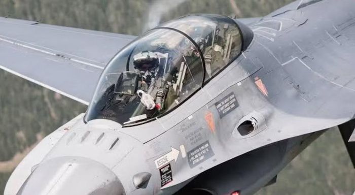 Qua nhiều thế hệ, F-16 liên tục được nâng cấp radar, máy tính nhiệm vụ, liên kết dữ liệu, tác chiến điện tử và vũ khí.