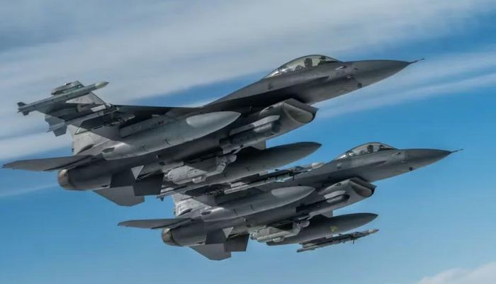 F-16 lại sử dụng hệ thống vũ khí của Mỹ và đồng minh, nổi bật với tên lửa không đối không AIM-9X và AIM-120 trên những cấu hình hiện đại.