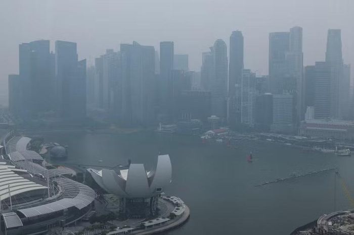 Khói mù bao phủ khu vực Vịnh Marina và khu trung tâm thương mại ở Singapore đúng thời điểm Giải đua xe Công thức 1 Singapore Grand Prix 2026