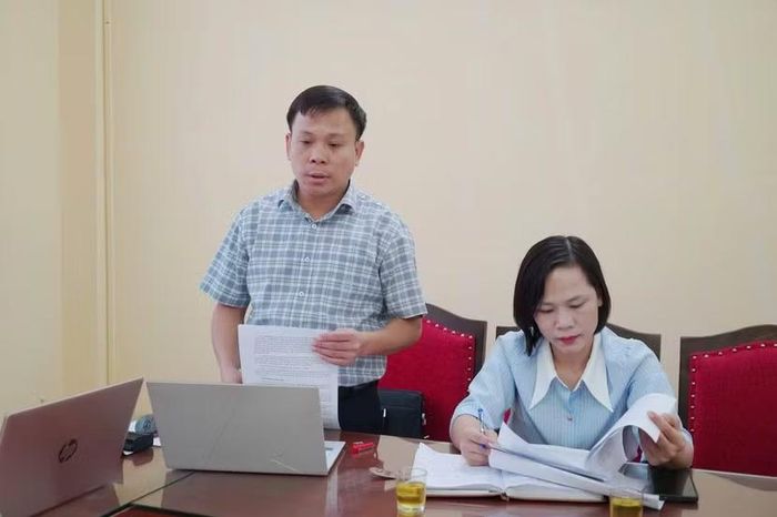 Đồng chí Nguyễn Văn Phấn – ĐUV, Giám đốc Ban Quản lý dự án Đầu tư - Hạ tầng xã trao đổi các nội dung