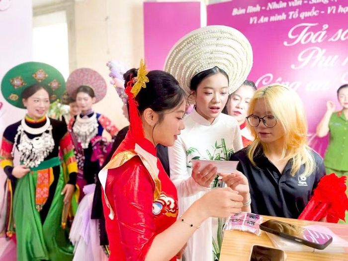 Trong những giờ phút trước khi bước vào phần thi chính thức, mỗi chi tiết đều được các hội viên quan tâm. Trang phục được kiểm tra, chỉnh sửa để bảo đảm sự chỉn chu; đội hình được sắp xếp lại; các động tác, nhịp bước và vị trí di chuyển tiếp tục được rà soát.