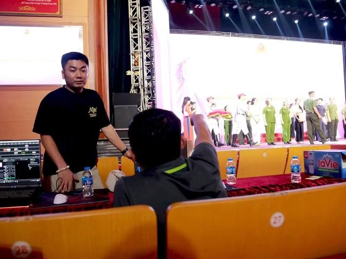 Để chuẩn bị cho ngày hội, chiều 13/10, Công an thành phố Hà Nội đã tổ chức tổng duyệt chương trình, rà soát các nội dung từ công tác tổ chức đến những tiết mục trình diễn. Đằng sau những màn xuất hiện rực rỡ trên sân khấu là quá trình tập luyện, phối hợp và chuẩn bị kỹ lưỡng của các đội thi.