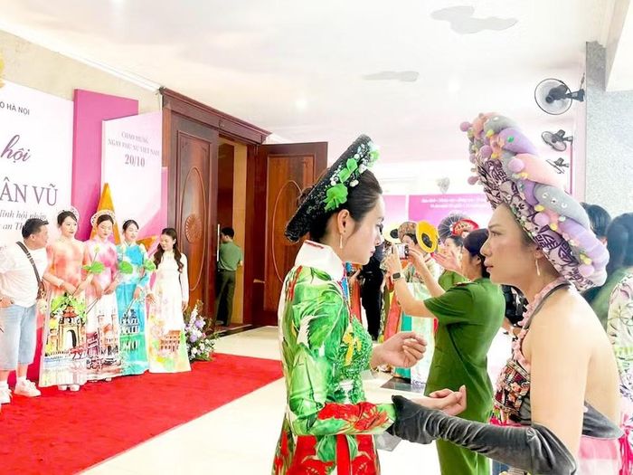 Những phút tranh thủ tập luyện, trao đổi với đồng đội hay chỉnh lại tà áo dài cho nhau trở thành những hình ảnh gần gũi, thể hiện tinh thần đoàn kết và sự nghiêm túc của các đội thi.