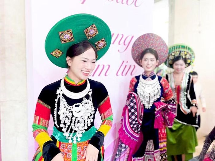 Phía sau ý tưởng ấy là mong muốn đưa những giá trị truyền thống đến gần hơn với công chúng thông qua hình thức thể hiện trẻ trung, sáng tạo. Tà áo dài không chỉ tôn lên nét duyên dáng của người phụ nữ mà còn trở thành cầu nối giữa quá khứ và hiện tại, giữa bản sắc dân tộc với tinh thần hội nhập.