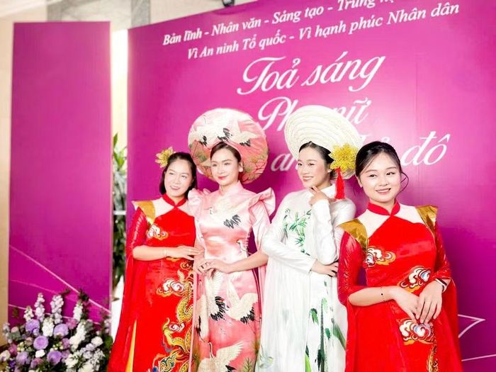 Với hơn 250 hội viên đến từ 21 cụm thi đua, ngày hội hứa hẹn mang đến những phần trình diễn áo dài đa sắc màu cùng các tiết mục dân vũ sôi động. Tuy nhiên, trước khi ánh đèn sân khấu bật sáng, chính những khoảnh khắc chuẩn bị phía sau cánh gà đã phần nào cho thấy tinh thần trách nhiệm, sự nhiệt huyết và tình đồng đội của phụ nữ Công an Thủ đô.