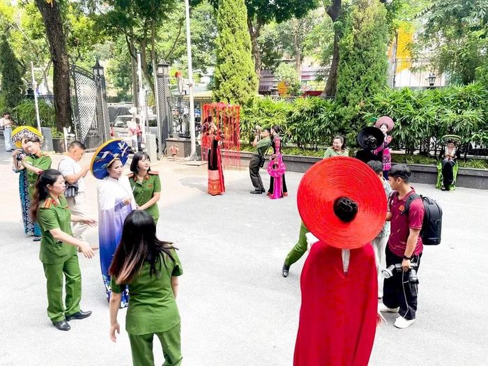 Ngày hội “Áo dài – Dân vũ” năm 2026 vì thế không chỉ là sân chơi văn hóa, nghệ thuật mà còn là dịp để hội viên phụ nữ giao lưu, gắn kết, phát huy tài năng và lan tỏa hình ảnh đẹp của nữ chiến sĩ Công an Thủ đô. Trước giờ khai màn, sự chuẩn bị nghiêm túc cùng tinh thần hào hứng của các đội thi đã tạo nên không khí đầy kỳ vọng, sẵn sàng cho những màn trình diễn tỏa sáng.