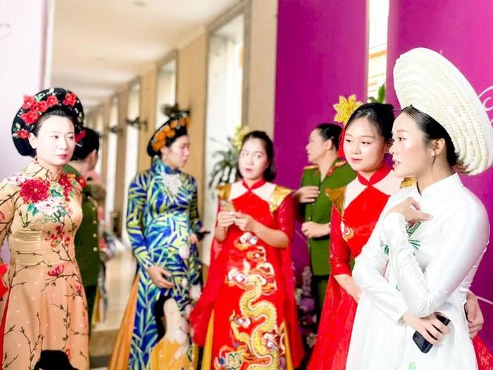 Trong hậu trường, sự đồng hành giữa các thành viên chính là một phần quan trọng tạo nên tinh thần của ngày hội. Mỗi bước di chuyển cần sự ăn ý, mỗi tiết mục cần sự phối hợp và mỗi phần trình diễn đều là kết quả của quá trình cùng nhau chuẩn bị. Những điều tưởng chừng nhỏ bé ấy góp phần tạo nên sự tự tin khi các đội bước ra sân khấu.