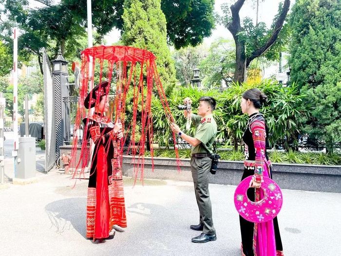 Từ những tà áo dài được nâng niu, những động tác được tập luyện kỹ lưỡng đến những nụ cười động viên nhau trước giờ thi, tất cả cùng góp phần tạo nên bức tranh sinh động về người phụ nữ Công an thời đại mới. Không chỉ duyên dáng trong trang phục truyền thống, họ còn thể hiện sự chủ động, tự tin và tinh thần sẵn sàng vượt qua thử thách.