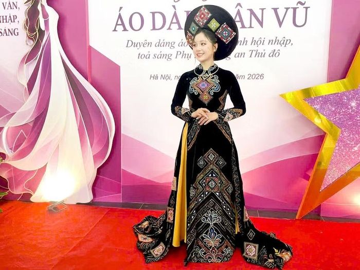 Những tà áo dài mang gam màu truyền thống, kết hợp hoa văn thổ cẩm và đường nét đặc trưng của trang phục dân tộc, được lựa chọn nhằm tôn vinh vẻ đẹp văn hóa Việt Nam.