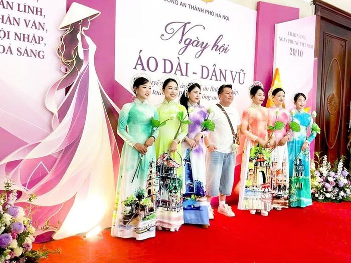 Không khí hậu trường vì thế vừa khẩn trương, vừa rộn ràng. Bên cạnh sự tập trung trước giờ biểu diễn là những nụ cười, lời động viên và những khoảnh khắc các hội viên hỗ trợ nhau hoàn thiện phần chuẩn bị. Mỗi người đảm nhận một phần việc, cùng hướng đến mục tiêu chung là mang tới những tiết mục chỉn chu, giàu cảm xúc.