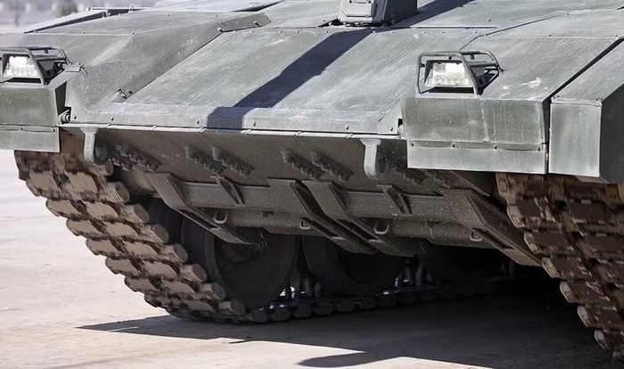 Đây là đặc điểm quen thuộc trên nhiều xe tăng Liên Xô và Nga, nhưng T-14 kết hợp nó với tháp pháo không người điều khiển.