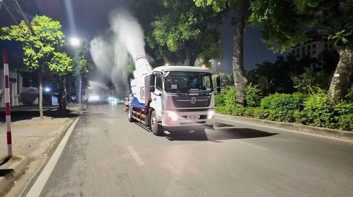 Xe chuyên dụng đang phun sương dập bụi trên các tuyến phố nội đô