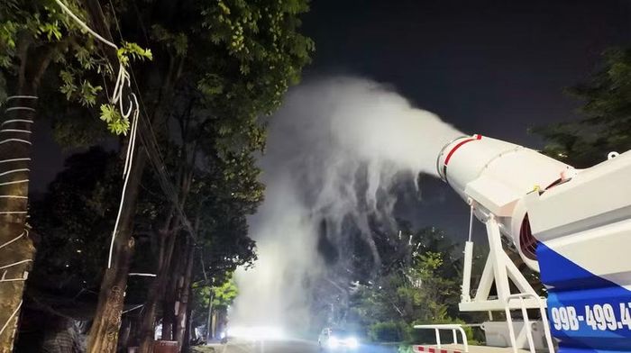 Khác với xe rửa đường thông thường, xe chuyên dụng này tạo ra những hạt sương nước nhỏ để hạn chế bụi phát tán trong không khí