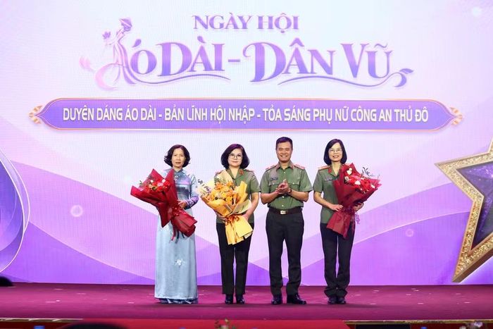 Thiếu tướng Nguyễn Ngọc Quyền - Phó Bí thư Đảng ủy, Phó Giám đốc CATP Hà Nội, Trưởng Ban Tổ chức hội thi tặng hoa các đồng chí: Thiếu tướng Ngô Hoài Thu, Phó Cục trưởng Cục Công tác chính trị, Bộ Công an; đồng chí Lê Kim Anh, Thành uỷ viên, Phó Chủ tịch Uỷ ban MTTQ Việt Nam TP Hà Nội, Chủ tịch Hội liên hiệp Phụ nữ Hà Nội; Đại tá Nguyễn Thị Quế, Trưởng Ban Phụ nữ Công an nhân dân