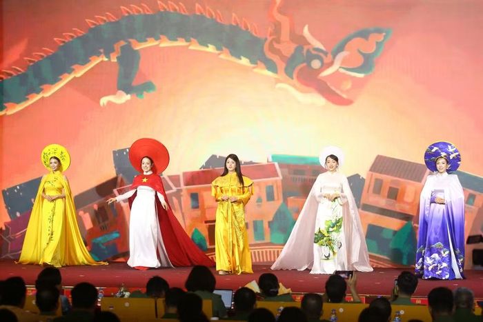 Không còn khoác lên mình bộ quân phục nghiêm trang, các nữ chiến sĩ tự tin tỏa sáng trong tà áo dài truyền thống