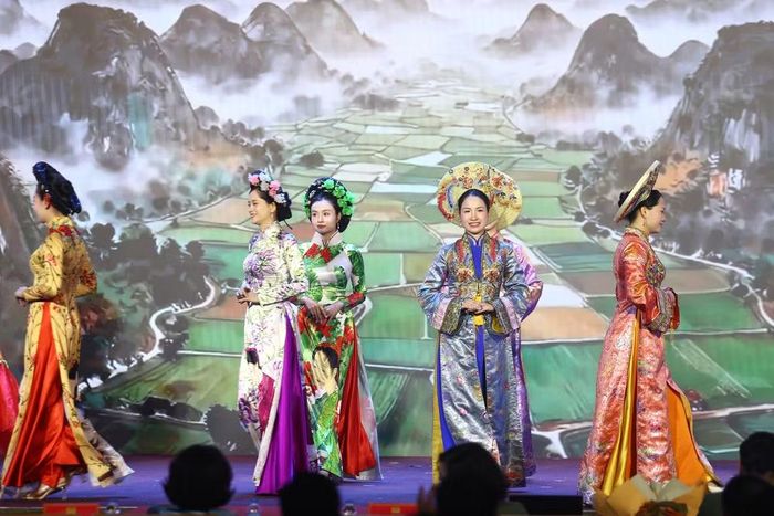Tà áo dài kết hợp hoa văn độc đáo và đại ngàn hùng vĩ.