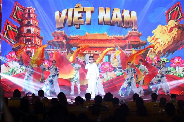 Ca sĩ Minh Vương cùng vũ đoàn thể hiện các ca khúc sôi động trước khi diễn ra phần thi của các Cụm Thi đua