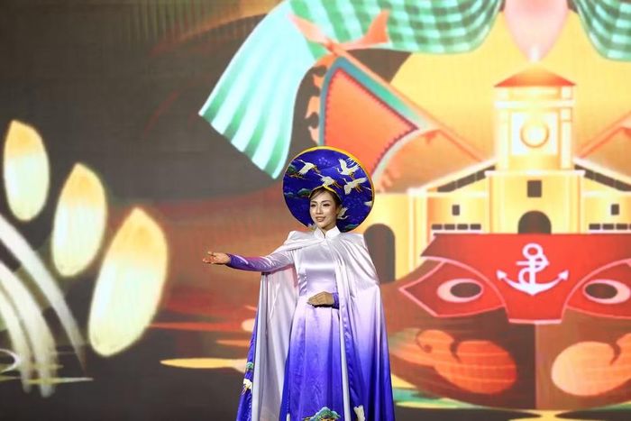Duyên dáng tà áo dài Việt Nam trên vai người nữ chiến sĩ Công an Thủ đô