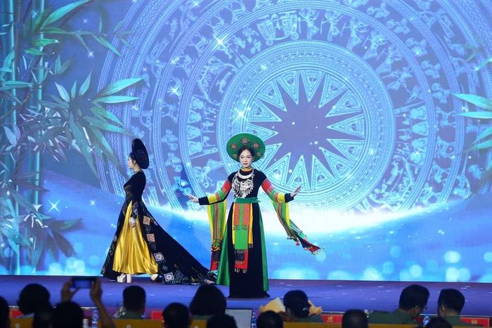 Rạng rỡ và thướt tha – vẻ đẹp đằm thắm của phụ nữ Công an Hà Nội tại Ngày hội “Áo dài - Dân vũ”