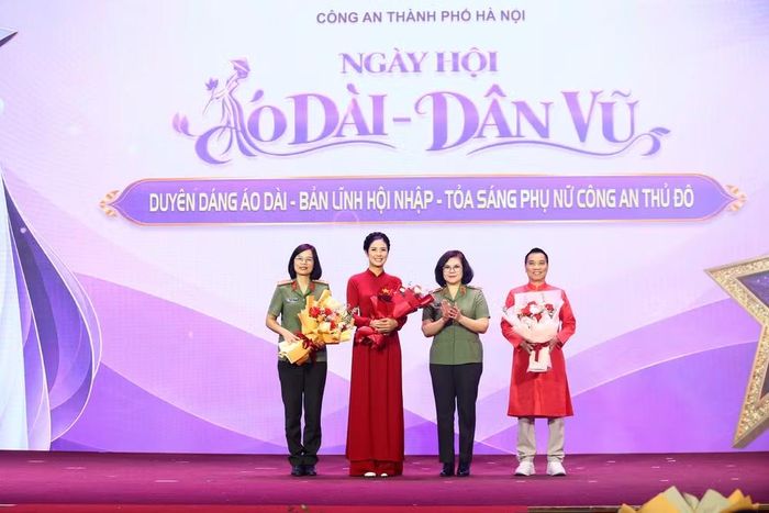 Thiếu tướng Ngô Hoài Thu, Phó Cục trưởng Cục Công tác chính trị, Bộ Công an tặng hoa cho các thành viên Ban Giám khảo gồm: Nhà báo, chuyên gia truyền thông Ngô Bá Lục; nhà thiết kế thời trang, Hoa hậu Việt Nam năm 2010 Đặng Thị Ngọc Hân và Đại tá Nguyễn Thị Quế, Trưởng Ban Phụ nữ Công an nhân dân
