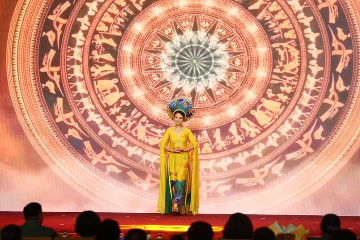 Thướt tha trong từng bước đi, các thí sinh mang đến phần trình diễn đầy lôi cuốn và tự tin