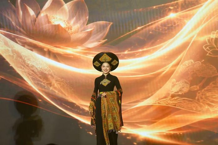 Các thí sinh đầu tư chỉn chu từ trang phục đến phụ kiện kết hợp