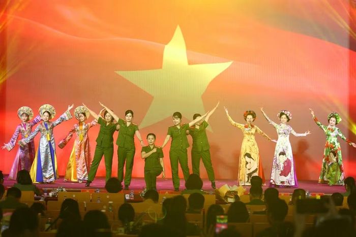 Sắc đỏ rực rỡ của thổ cẩm hòa cùng sắc xanh Công an nhân dân, tôn vinh hình ảnh người nữ chiến sĩ gần dân