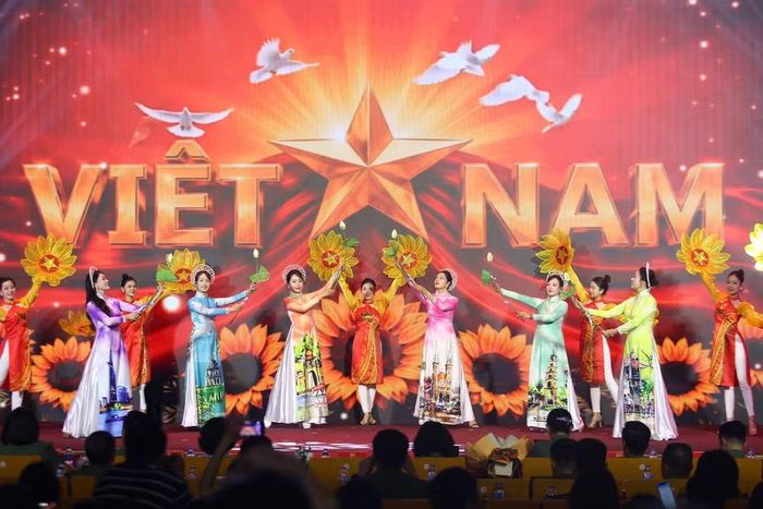 Sức hút đến từ sự kết hợp giữa nét dịu dàng của phụ nữ và nét uy nghiêm của chiến sĩ Công an