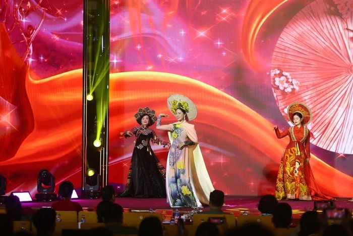 Những dấu ấn khó quên từ sự kết hợp hài hòa giữa áo dài truyền thống và trang phục các dân tộc