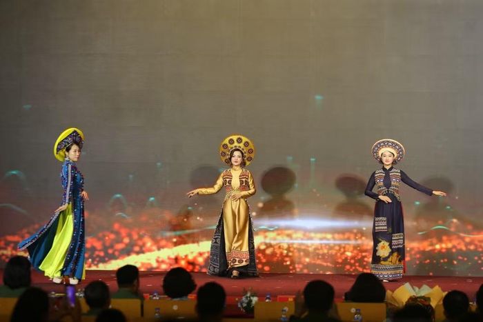Những hoạ tiết tinh tế trên tà áo dài tôn lên nét sang trọng và quý phái
