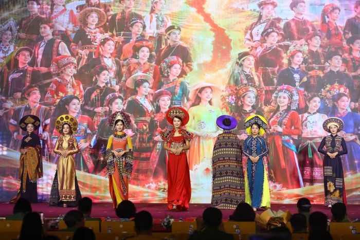 Màn trình diễn áo dài được dàn dựng công phu, sáng tạo của các Cụm thi đua