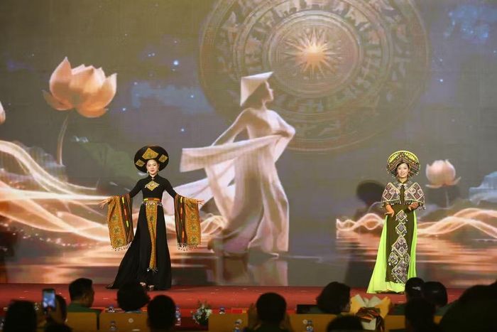 Màn trình diễn áo dài mang đến sự đa dạng, phong phú về kiểu dáng và màu sắc