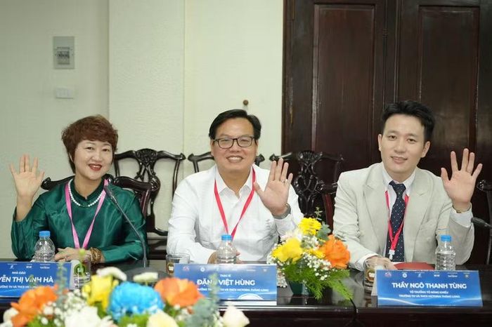 Lễ phát động có sự tham dự của đôgn đảo giới chuyên môn, nhà trường và học sinh