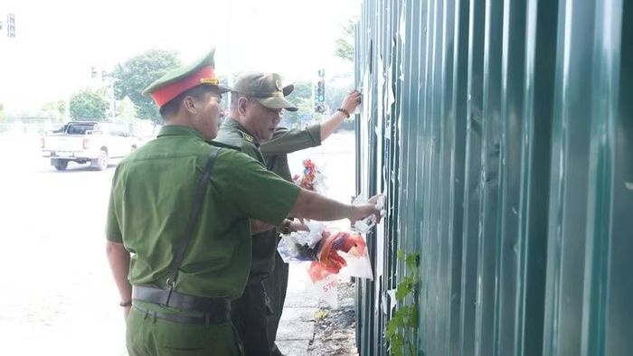 Ban Chỉ đạo giải quyết 5 điểm nghẽn phường Việt Hưng làm sạch quảng cáo, rao vặt, góp phần xây dựng đô thị văn minh
