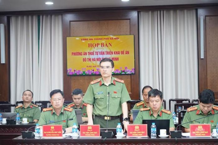 Thượng tá Dương Minh Tuyến, Phó Trưởng phòng Tham mưu CATP báo cáo kết quả rà soát các nhiệm vụ và phương án thuê tư vấn triển khai Đề án “Đô thị Hà Nội thông minh”.