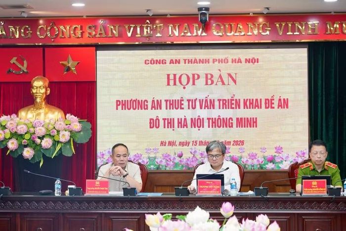 Trung tướng Nguyễn Thanh Tùng, Giám đốc CATP Hà Nội phát biểu chỉ đạo tại cuộc họp.
