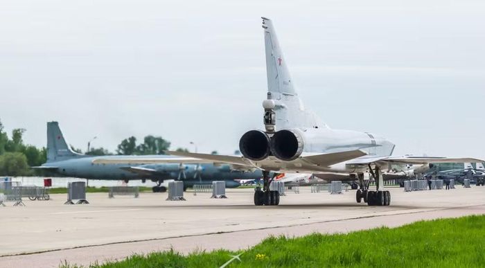 Chính Kh-22 đã giải thích vì sao Tu-22M3 có hình dáng lớn, thân dài và kết cấu đủ chắc để mang những vũ khí khổng lồ dưới thân.