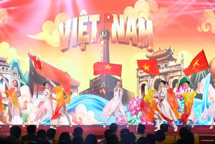 Không khí sôi động, rực rỡ sắc màu tại phần thi Đồng diễn Dân vũ chiều 15/10 trong khuôn khổ Ngày hội "Áo dài - Dân vũ" Công an Hà Nội