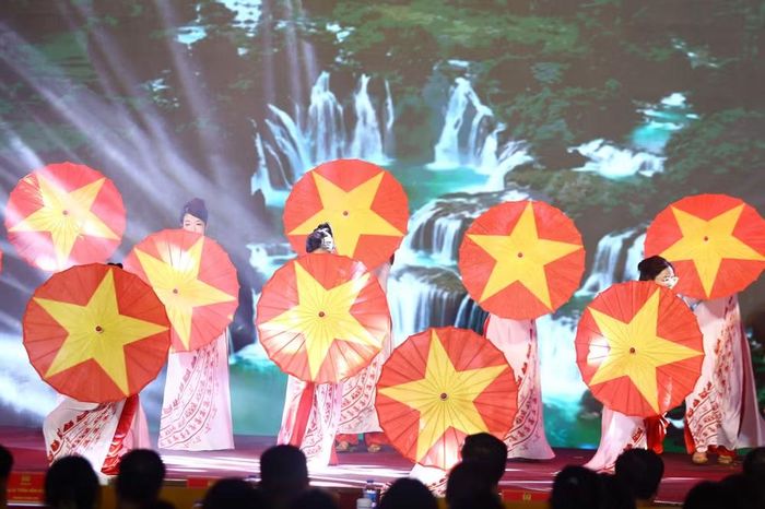 Hình ảnh những đạo cụ hình cờ đỏ sao vàng tạo điểm nhấn ấn tượng cho bài diễn