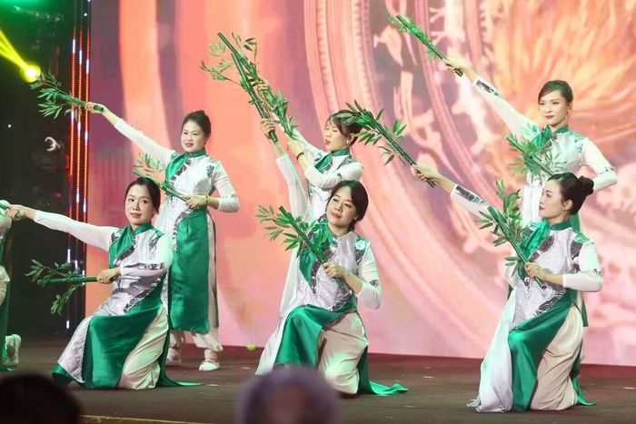 Niềm tự hào ánh lên trong mắt mỗi nữ cán bộ, chiến sĩ khi góp phần làm nên thành công rực rỡ của Ngày hội "Áo dài - Dân vũ" năm 2026
