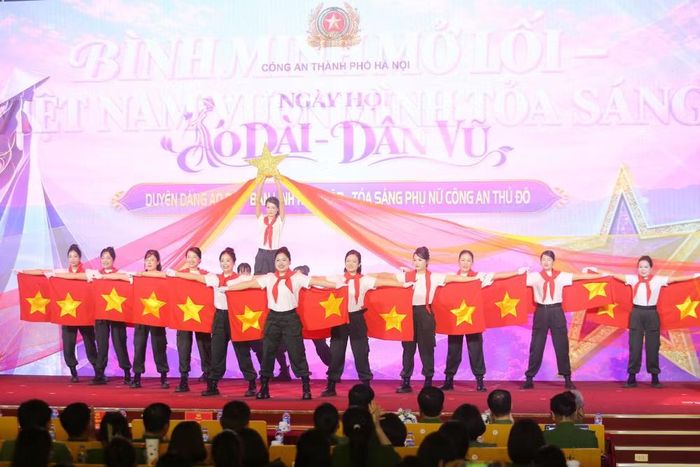 Một góc đội hình hình khối sáng tạo được các Cụm thi đua dàn dựng công phu trong bài đồng diễn
