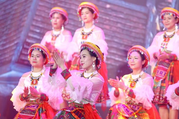 Sự kết hợp giữa các điệu dân vũ sôi động và trang phục dân tộc mang đến không khí rộn ràng, tươi vui cho Ngày hội
