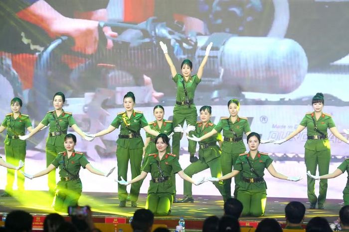 Khoảnh khắc các nữ chiến sĩ đồng loạt chuyển động uyển chuyển trên nền nhạc hào hùng, ca ngợi quê hương đất nước
