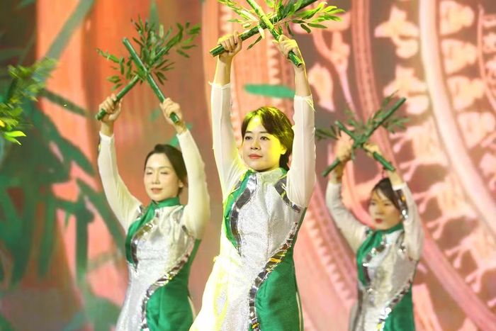 Ánh đèn sân khấu lung linh chiếu rọi những tà áo dài thướt tha, tôn vinh vẻ đẹp của phụ nữ ngành Công an