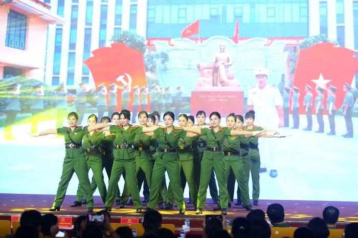 Những bóng hồng Công an Thủ đô rạng rỡ, tự tin bước vào phần thi với quyết tâm cao nhất