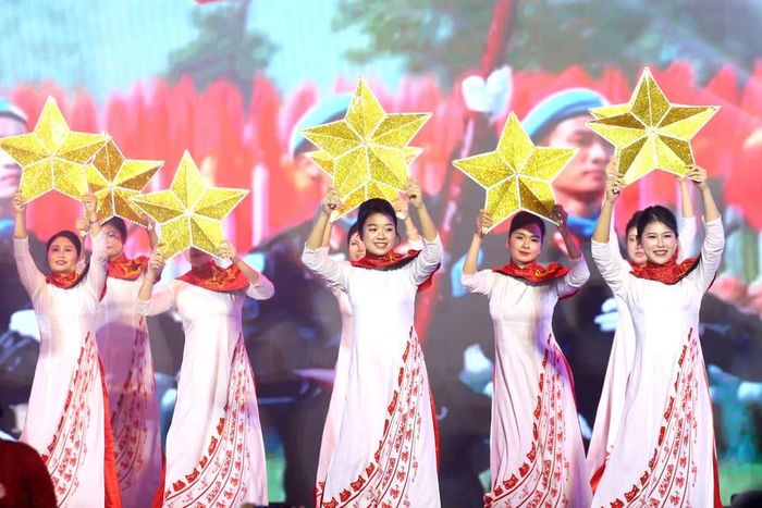 Tiết mục tràn đầy năng lượng trẻ trung do các nữ chiến sĩ biểu diễn