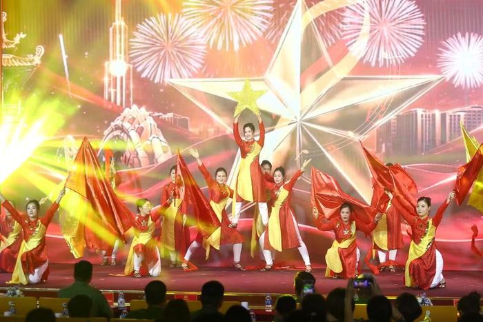 Những nhịp dân vũ sôi động đã khép lại ngày hội “Áo dài - Dân vũ”, hoạt động góp phần tiếp thêm động lực để phụ nữ Công an Thủ đô tiếp tục lan tỏa hình ảnh "Duyên dáng - Bản lĩnh - Tỏa sáng", góp phần giữ gìn bình yên cho mảnh đất Thăng Long - Hà Nội ngàn năm văn hiến