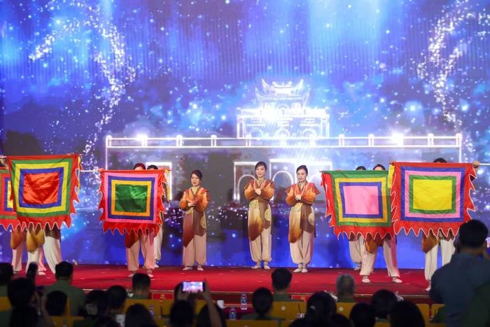 Màn dân vũ của Cụm thi đua số 5 thể hiện khí thế hào hùng của dân tộc với màn trình diễn võ thuật độc đáo